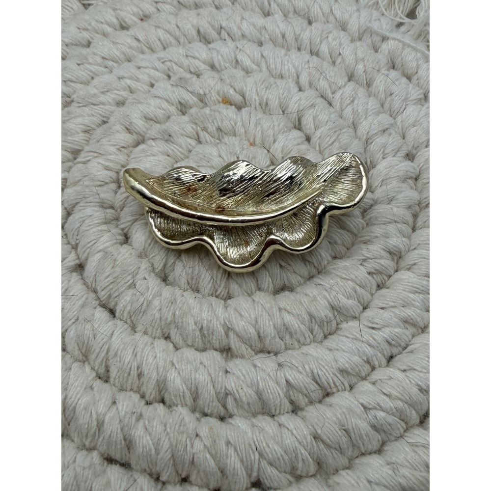Gerrys Vintage Gold Tone Textured Leaf Brooch Pin Mid Century Costume Jewelry